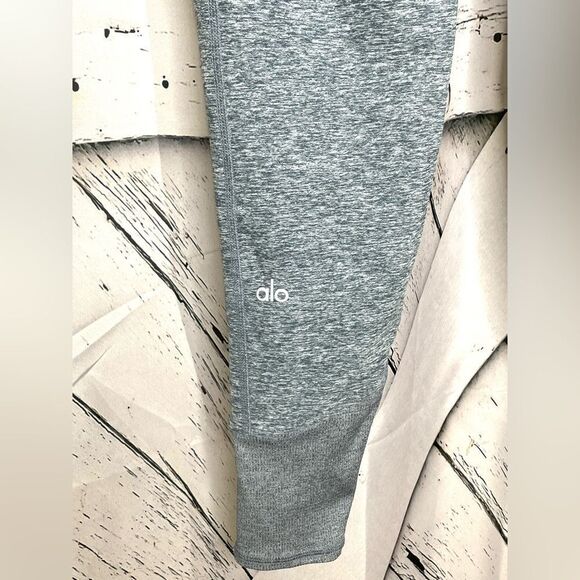 ALO YOGA Gray Cropped Leggings Ribbed Waist and Cuffs Small - Picture 5 of 7